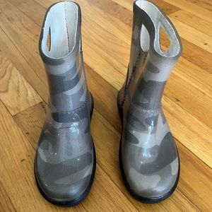 UGG camouflage boots… worn once! Great little stylish boots